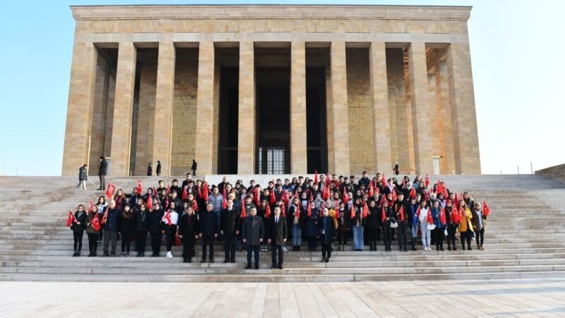 Başkan Kanar 99 öğrenci ile Ata’nın huzuruna çıktı Türkiye’nin ilk taşra belediyelerinden biri olan, 131 mahallesiyle Bursa’nın hizmet
