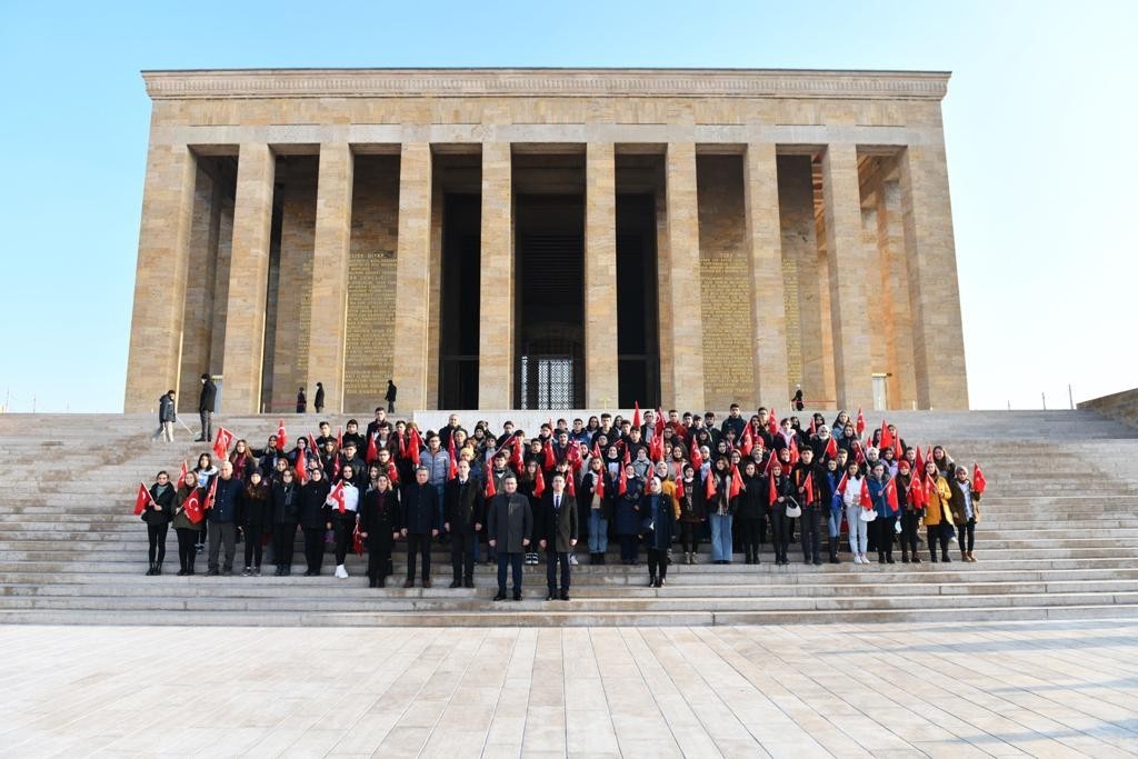 Başkan Kanar 99 öğrenci ile Ata’nın huzuruna çıktı Başkan Kanar 99 öğrenci ile Ata’nın huzuruna çıktı