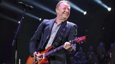 Ünlü şarkıcı hayatını kaybetti