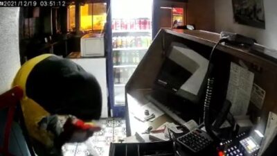 Yer: Bursa… Kasadan çıkan Türk bayrağını öptü, sonra paraları çaldı