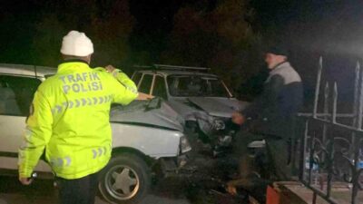 Bursa’da 2 otomobil kafa kafaya çarpıştı