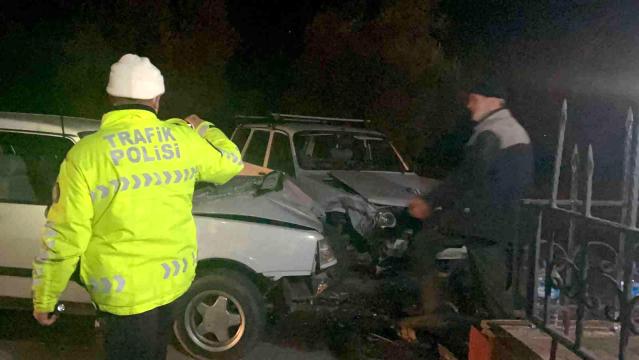 Bursa’da 2 otomobil kafa kafaya çarpıştı