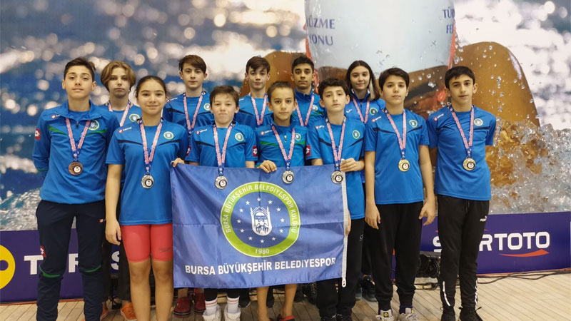 Büyükşehir’li yüzücüler Edirne’den de boş dönmedi