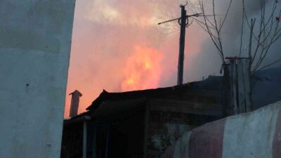 Bursa’da 2 ev alevlere teslim oldu! Kış ortasında evsiz kaldılar