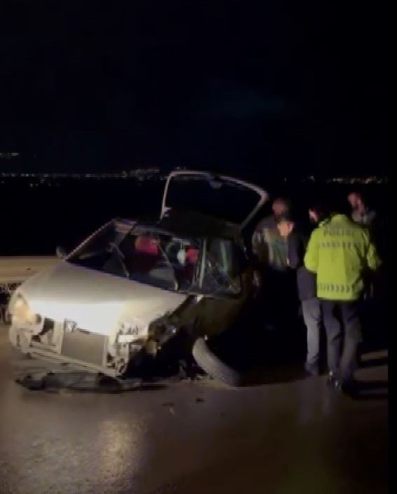 Bursa’da 2 otomobil kafa kafaya çarpıştı: 3 yaralı Bursa’da 2 otomobil kafa kafaya çarpıştı: 3 yaralı