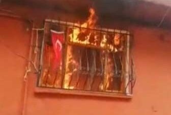 Bursa’da ev alev alev yandı! Türk bayrağı ise alevlerden etkilenmedi