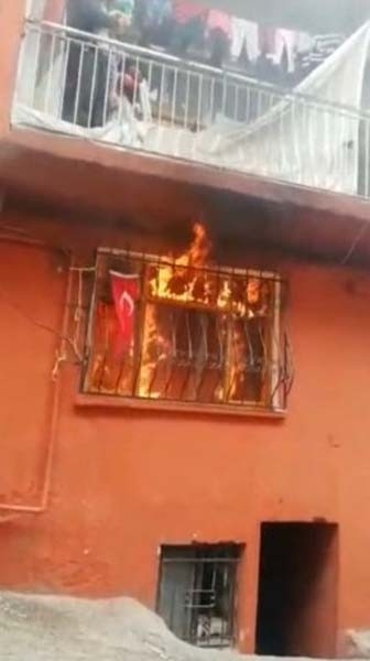 Bursa’da ev alev alev yandı! Türk bayrağı ise alevlerden etkilenmedi