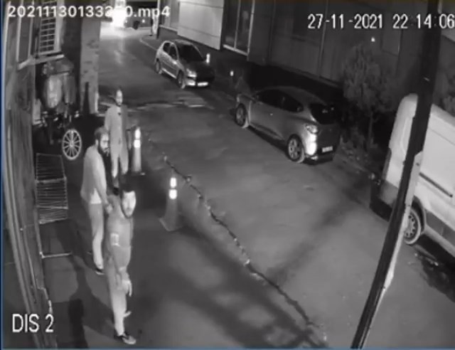 Bursa’da iki grup arasında kavga! Tekmeler ve yumruklar… Bursa’da iki grup arasında kavga! Tekmeler ve yumruklar…