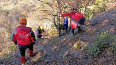Bursa’da kayalıklarda mahsur kalan köpeği ekipler kurtardı