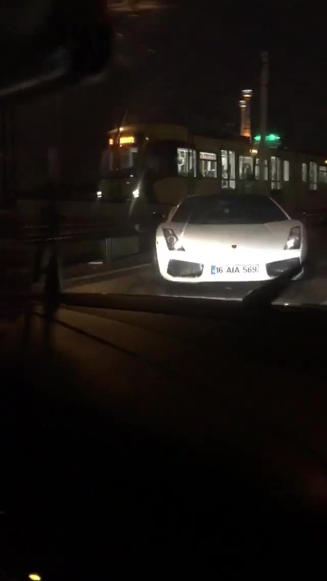 Bursa’da kayganlaşan yolda kontrolden çıktı, bariyerlere çarptı