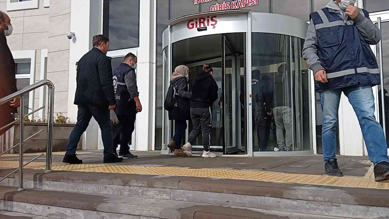 Bursa’da yakalanan 5 hırsız adliyeye sevk edildi Bursa’da yakalanan 5 hırsız adliyeye sevk edildi