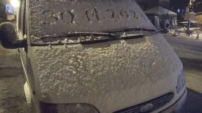 Bursa’nın bir ilçesine mevsimin ilk karı yağdı