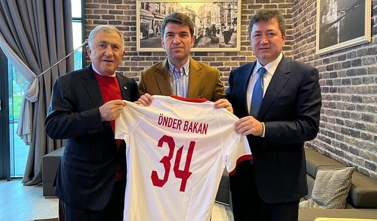 Beşiktaş Kaymakamı Önder Bakan, Türkiye Futbol Federasyonu'na nezaket ziyaretinde bulundu. 