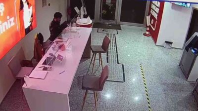 Bankada yaşanan hırsızlık anı güvenlik kamerasına böyle yansıdı
