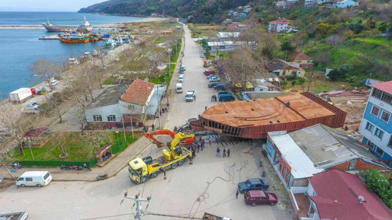 Bursa’da devasa tekneyi karadan yürütüp sahile böyle taşıdılar Bursa’nın Karacabey ilçesinde bir atölyede imal edilen 200 tonluk dev