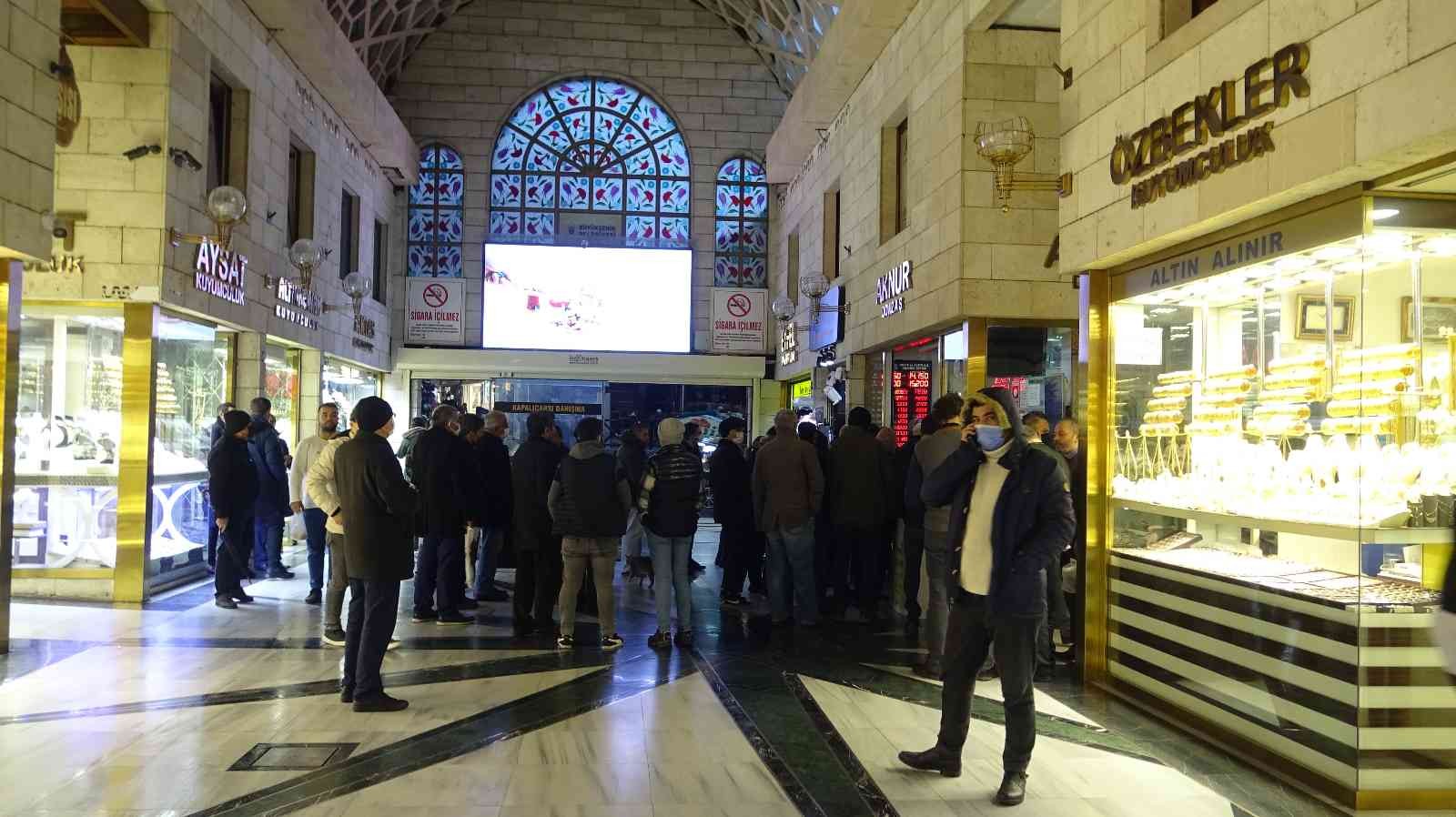 Bursa Kapalı Çarşı’da döviz kuyruğu! Bursa Kapalı Çarşı’da döviz kuyruğu!