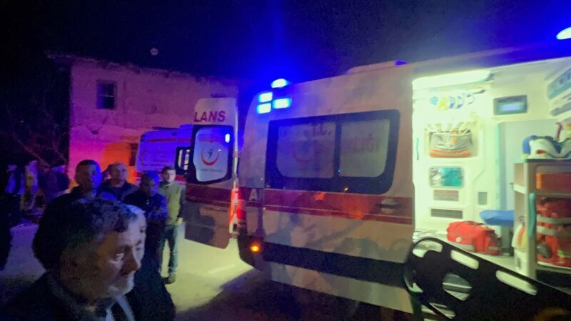Bursa’da freni boşalan kamyonet çocuk parkına daldı Bursa’da freni boşalan inşaat malzemesi yüklü kamyonet çocuk parkına daldı.