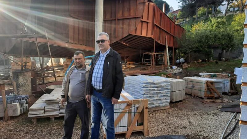 Karacabey’de 30 yıllık başarı hikâyesi… Karacabey Belediye Başkanı Ali Özkan, Kurşunlu Mahallesi’nde kurdukları atölyede balıkçı