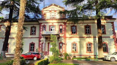 Bursa’da lisede öğrenciler keçi sağıp, tavuk bakıyor