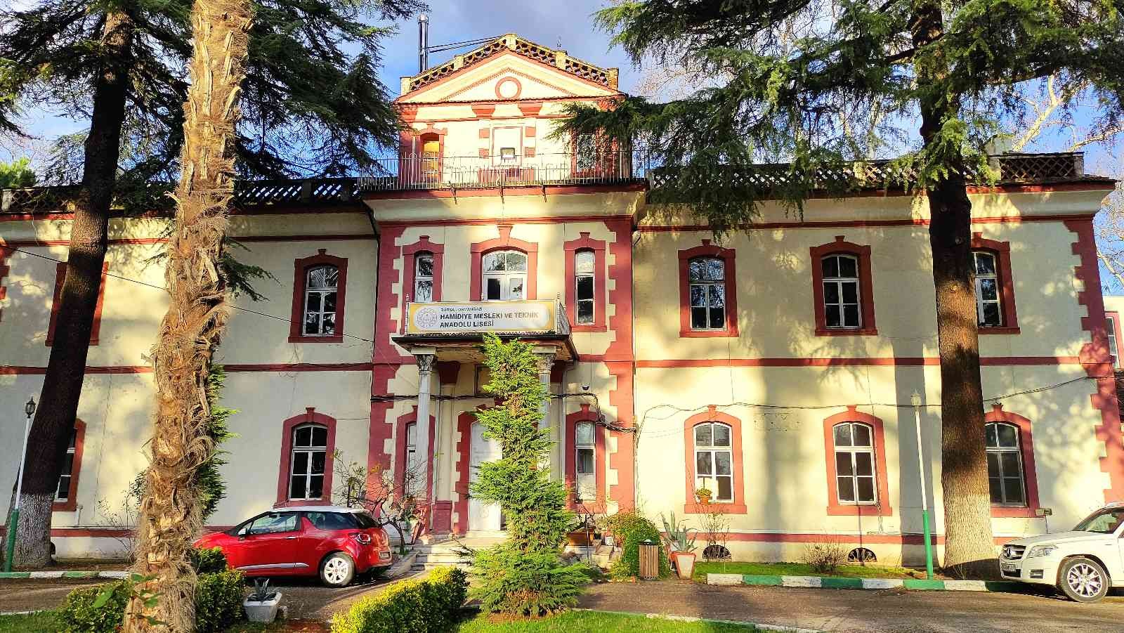 Bursa’da lisede öğrenciler keçi sağıp, tavuk bakıyor Bursa’da lisede öğrenciler keçi sağıp, tavuk bakıyor