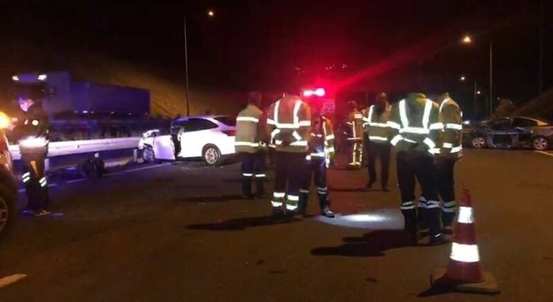 Bursa’nın Gemlik ilçesinde 2 otomobilin karıştığı trafik kazasında 3 kişi