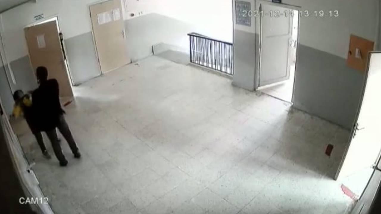 Öğrencisini yumruklayıp boğazını sıktı Öğrencisini yumruklayıp boğazını sıktı