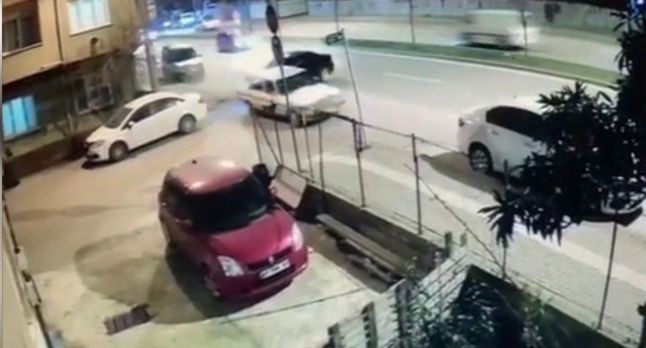 Bursa’da park halindeki otomobile arkadan çarptı, neye uğradığını şaşırdı Bursa’da park halindeki otomobile arkadan çarptı, neye uğradığını şaşırdı