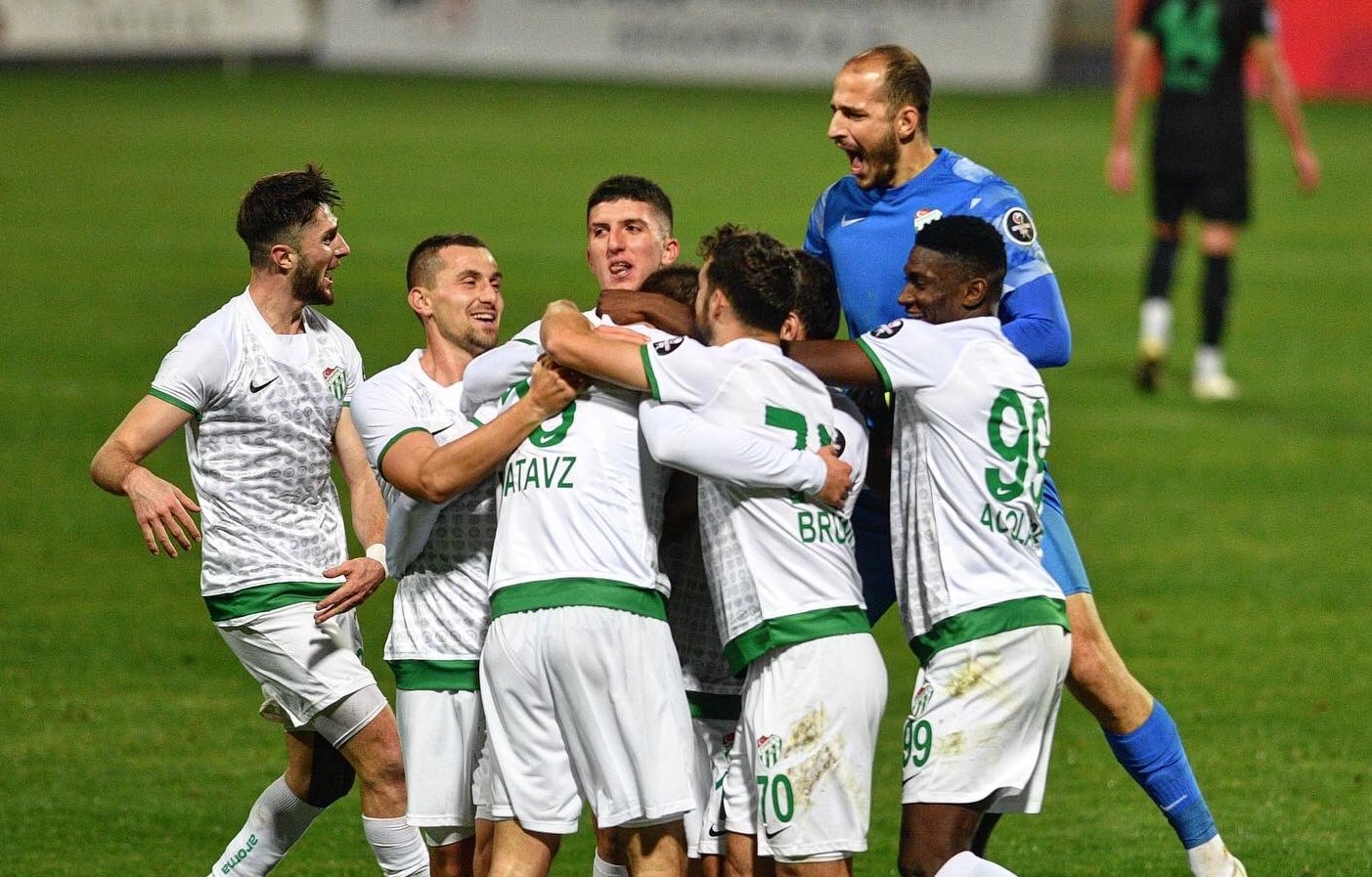 Bursaspor Denizli’ye patladı! Herkes ona koştu… Bursaspor Denizli’ye patladı! Herkes ona koştu…