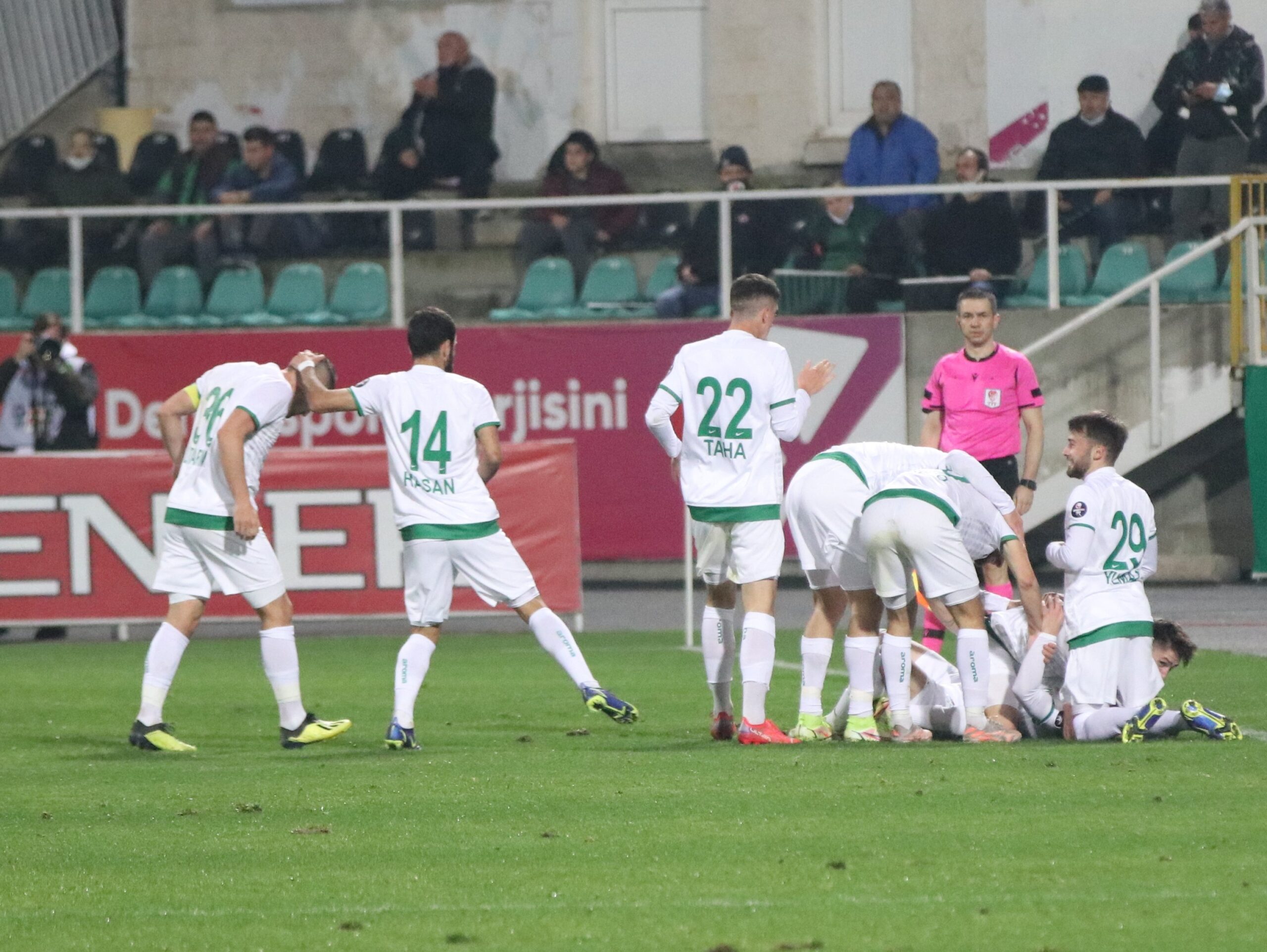 Bursaspor soyunma odasından sıcak görüntüler! Bursaspor soyunma odasından sıcak görüntüler!