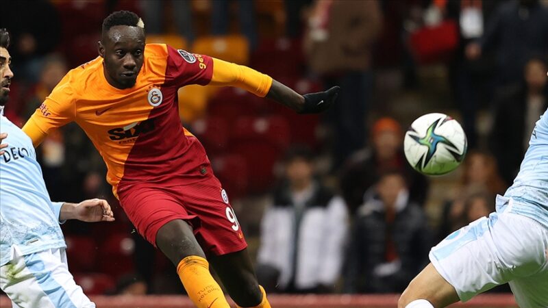 Galatasaraylı futbolcu Mbaye Diagne'nin kalçasında minimal kırık tespit edildi.