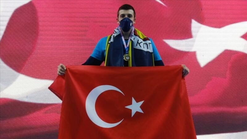 Gaziantep'te düzenlenen şampiyonada 50 metre kurbağalamada dünya kısa kulvar rekorunu