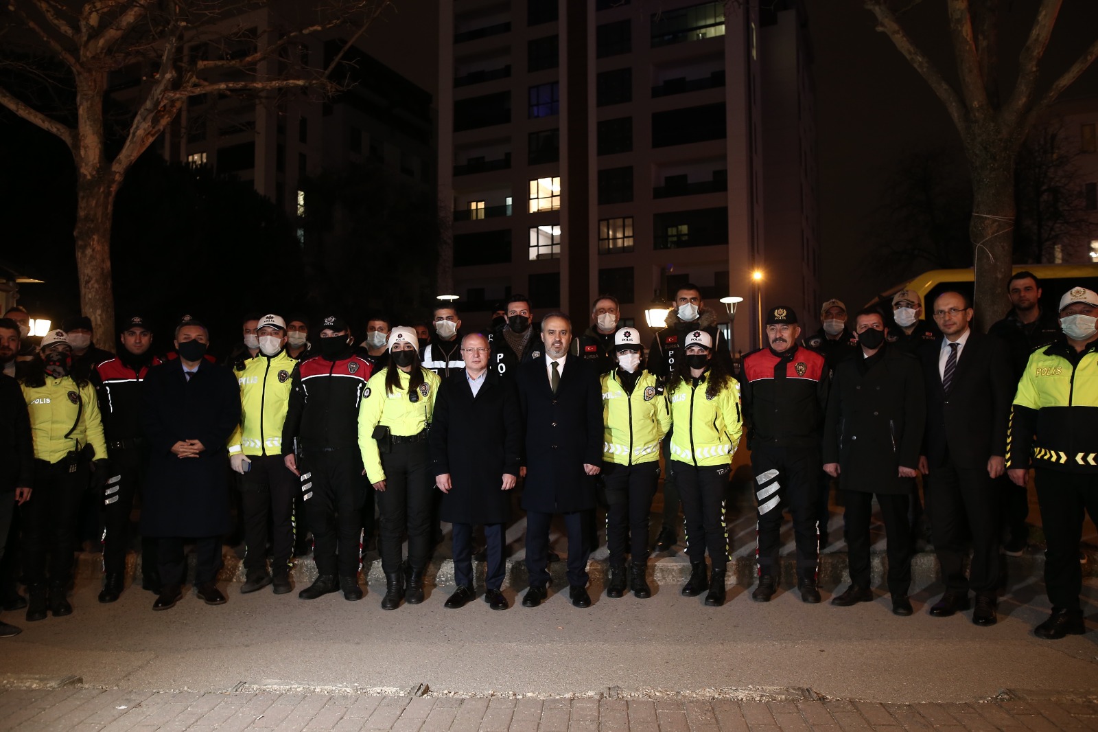 Bursa polisine yeni yıl sürprizi… Kent yöneticilerinden anlamlı ziyaret etti…