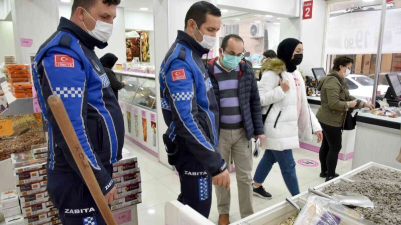 Mustafakemalpaşa’da zabıtadan market zincirlerine denetim Mustafakemalpaşa Belediyesi Zabıta Müdürlüğü’ne bağlı ekipler, gıda ürünlerinin satıldığı dükkânlar