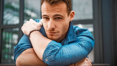 Tuvalet temizleyip otoparkta uyumuş…