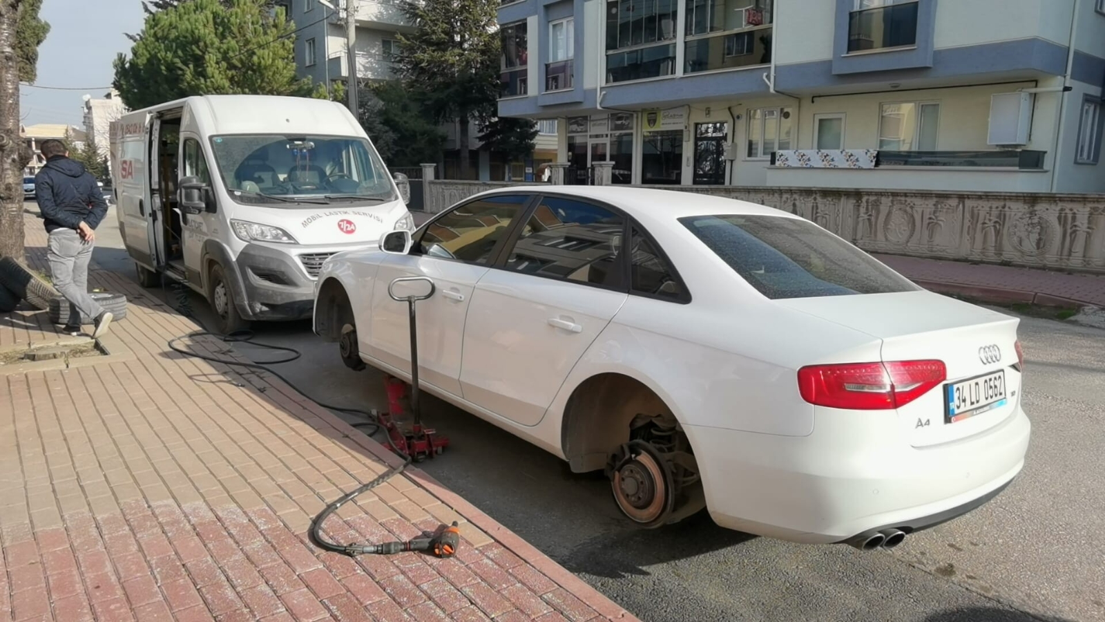Bursa’da 13 aracın lastiklerini kesen şahıs psikiyatriye sevk edildi