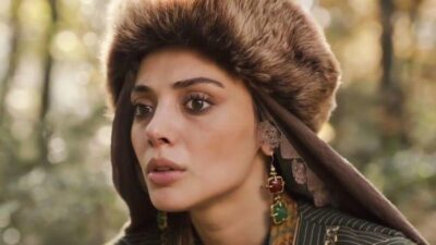 Kırmızı mini şortuyla Instagram’ı salladı!