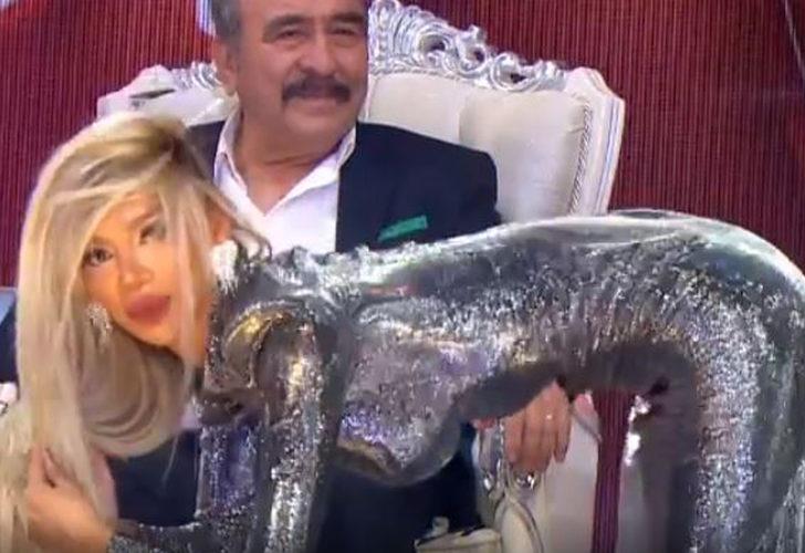 Kıyafeti olay olmuştu! İtiraf etti…