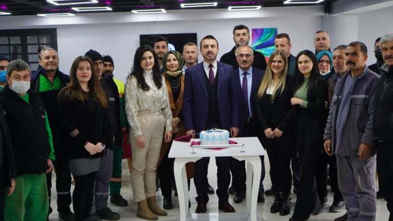 Başkan Tanır’dan belediye personellerine doğum günü sürprizi Kestel Belediye Başkanı Önder Tanır, Ocak ayında doğan belediye personelinin