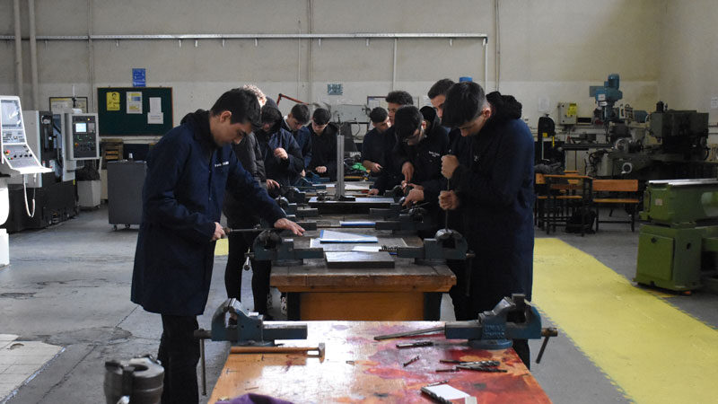 Bursa'da, Hürriyet Mesleki ve Teknik Anadolu Lisesi Makine Teknolojisi Alanında