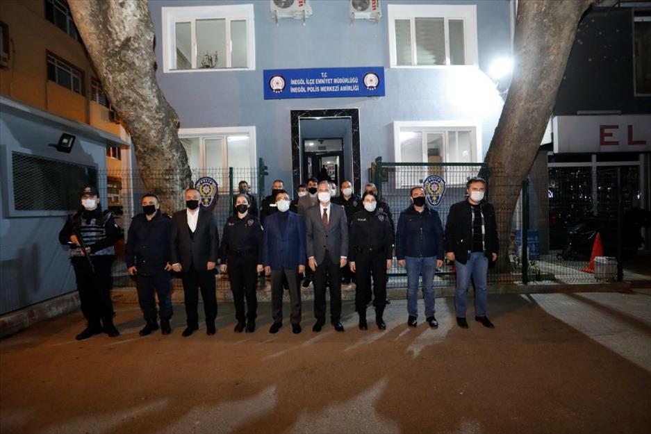 İnegöl’de protokol yeni yıla mesaideki kamu personeli ve esnafla girdi