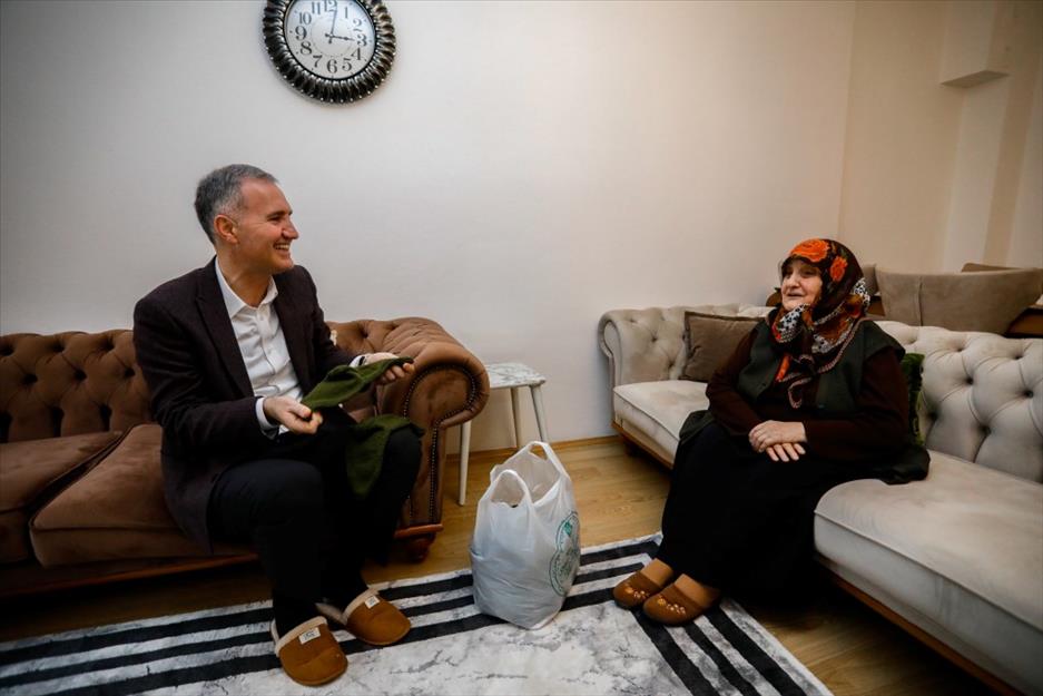 İnegöllü yaşlı kadın 10 yıldır askerler için çorap örüyor