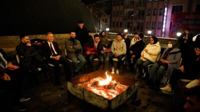 Çaylar Alper Başkan’dan, sohbet gençlerden