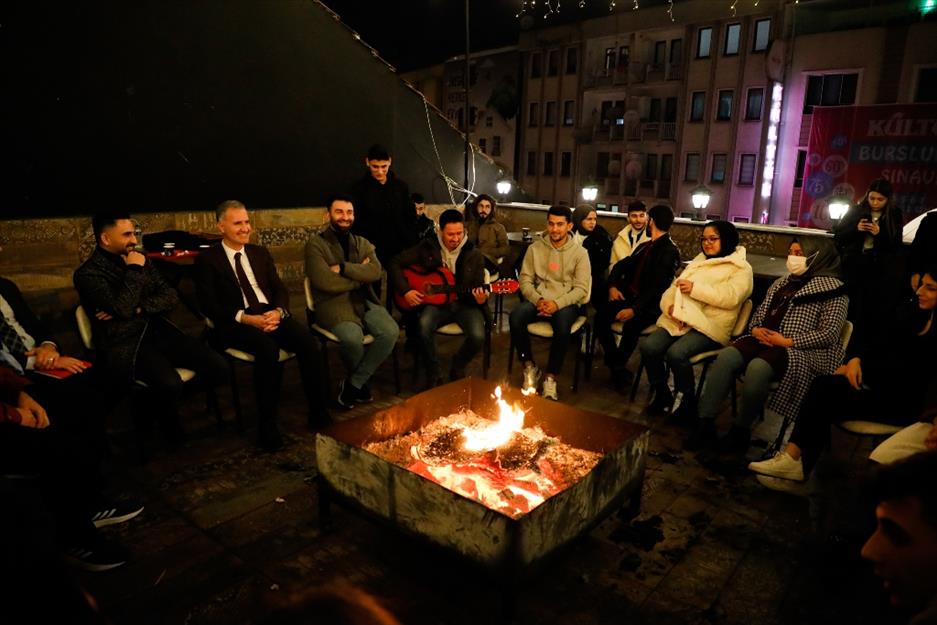 Çaylar Alper Başkan’dan, sohbet gençlerden