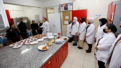 İnegöl’de aşçılık kursiyerleri Başkan Taban’ı misafir etti