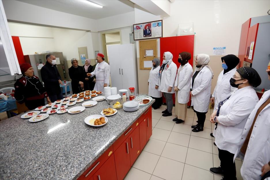 İnegöl’de aşçılık kursiyerleri Başkan Taban’ı misafir etti