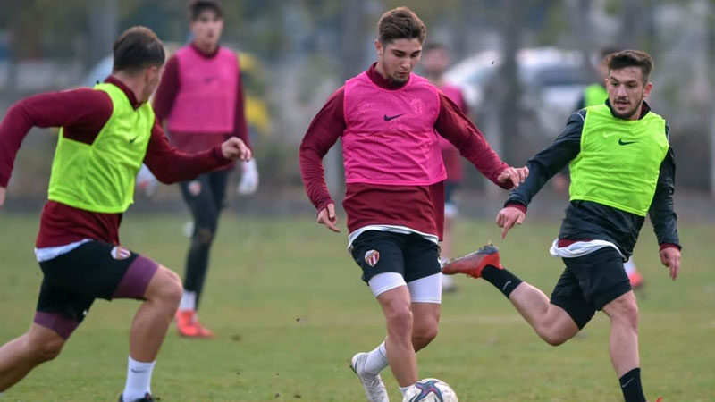 İnegölspor, 10 gün sürecek Antalya kampında ilk çalışmasını gerçekleştirdi... İlk