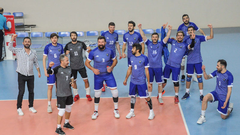 Karacabey Belediyesporlu smaçlar, ikinci yarıya lider başlarken zirve yolunda kararlılığını