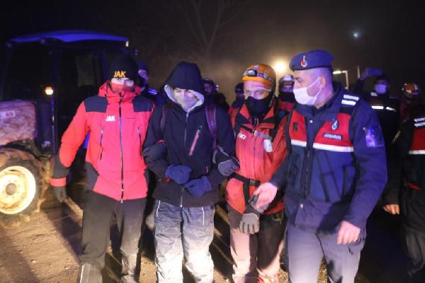 Gece yarısı Uludağ’da hareketli dakikalar! Mahsur kalan genci ‘Bayraktar’ kurtardı