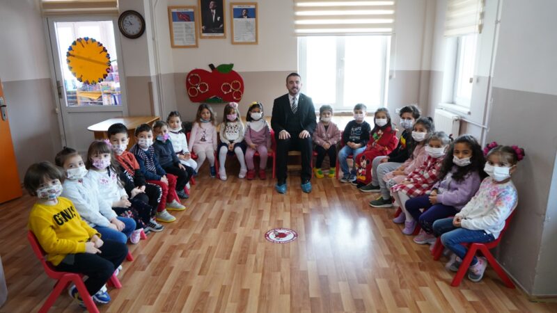 Başkan Önder Tanır öğrencilerin karne heyecanına ortak oldu Kestel Belediye Başkanı Önder Tanır , 2021-2022 yılının ilk dönem