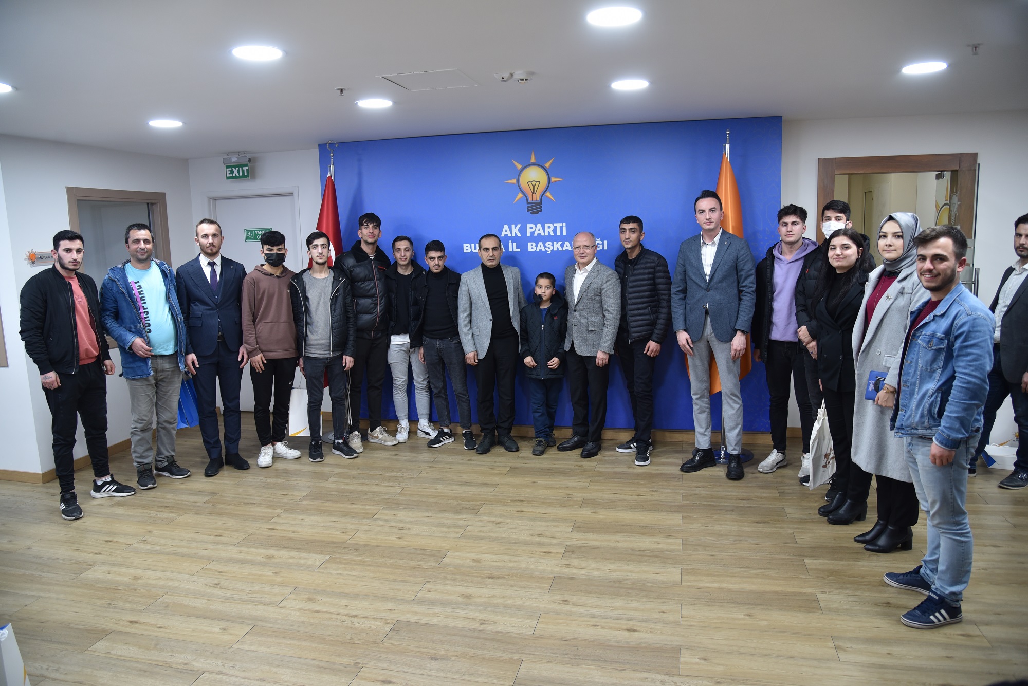 Türkiye sevdalısı AK neferler rozetlerini taktı